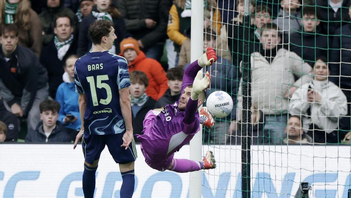 Aksi penyelamatan gemilang Maarten Paes yang terbang menghalau bola di depan gawang demi menjaga clean sheet.