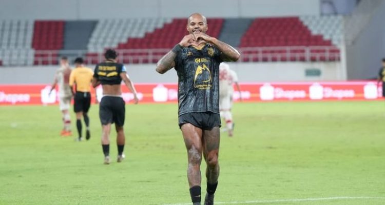 selebrasi-pemain-malut-united-super-league.webp Momen selebrasi salah satu pilar Malut United di tengah badai absennya 8 pemain inti menjelang laga kontra Borneo FC.