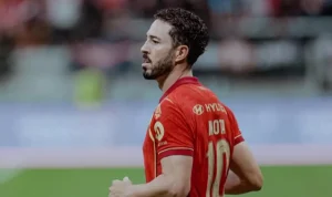 Salah satu kandidat pemain terbaik pekan 30 BRI Super League sedang beraksi di lapangan dengan jersey merah.