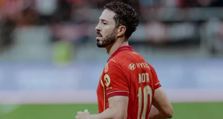 Salah satu kandidat pemain terbaik pekan 30 BRI Super League sedang beraksi di lapangan dengan jersey merah.