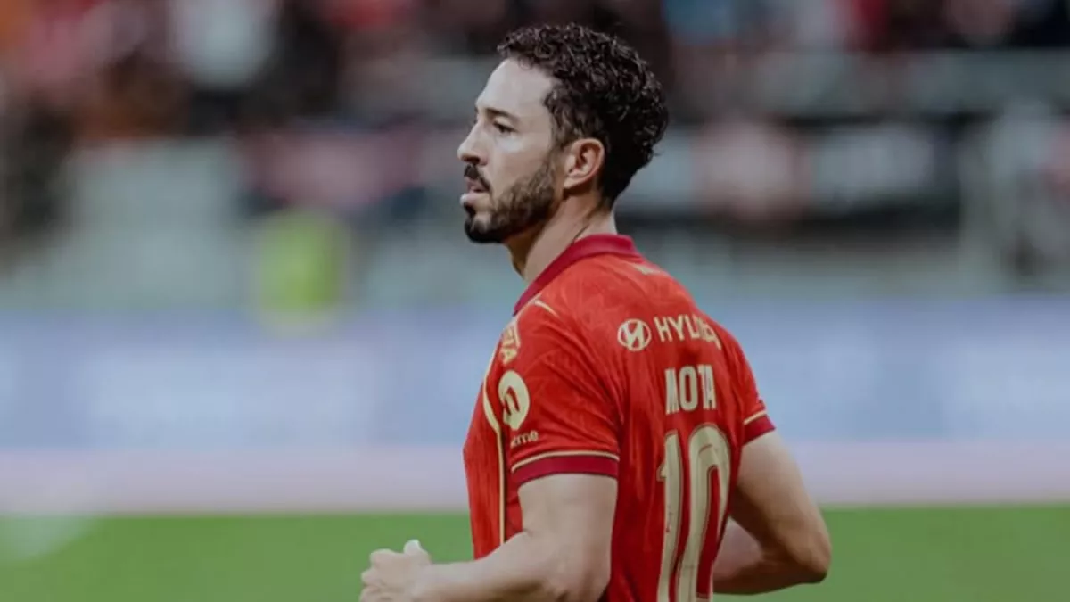 Salah satu kandidat pemain terbaik pekan 30 BRI Super League sedang beraksi di lapangan dengan jersey merah.