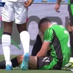 Bek Timnas Indonesia Jay Idzes terduduk menahan sakit akibat cedera dalam laga Sassuolo vs AC Milan.