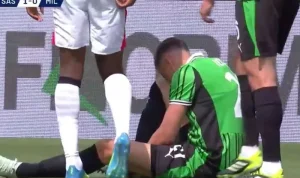 Bek Timnas Indonesia Jay Idzes terduduk menahan sakit akibat cedera dalam laga Sassuolo vs AC Milan.