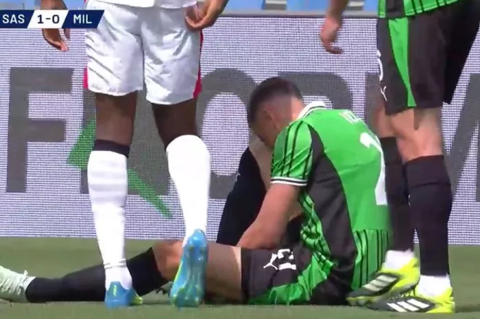 Bek Timnas Indonesia Jay Idzes terduduk menahan sakit akibat cedera dalam laga Sassuolo vs AC Milan.