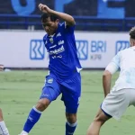 Pemain Persib Bandung sedang mengontrol bola saat pertandingan melawan PSIM Yogyakarta.
