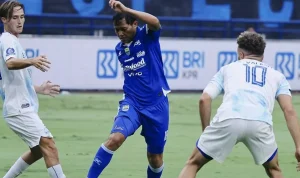 Pemain Persib Bandung sedang mengontrol bola saat pertandingan melawan PSIM Yogyakarta.