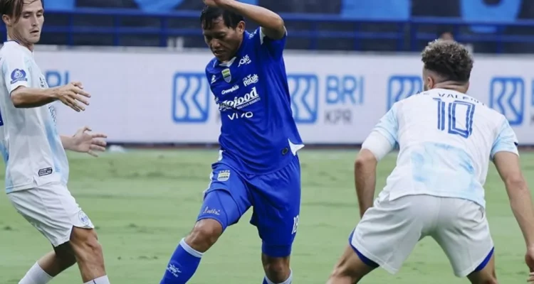 Pemain Persib Bandung sedang mengontrol bola saat pertandingan melawan PSIM Yogyakarta.