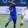 Pemain Persib Bandung sedang mengontrol bola saat pertandingan melawan PSIM Yogyakarta.