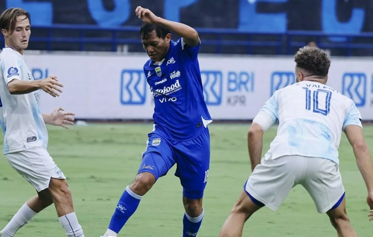 Pemain Persib Bandung sedang mengontrol bola saat pertandingan melawan PSIM Yogyakarta.