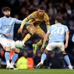 Aksi penggawa Manchester City yang berjuang mengamankan poin penuh demi memanaskan persaingan papan atas klasemen.