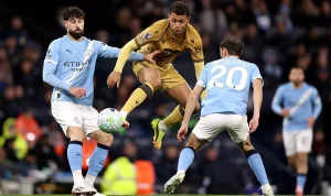 Aksi penggawa Manchester City yang berjuang mengamankan poin penuh demi memanaskan persaingan papan atas klasemen.