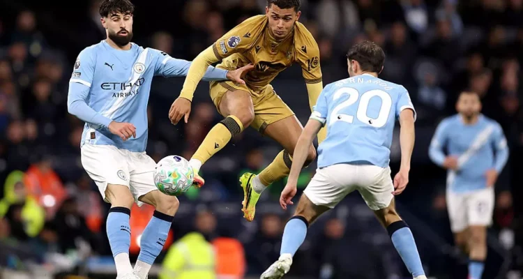 Aksi penggawa Manchester City yang berjuang mengamankan poin penuh demi memanaskan persaingan papan atas klasemen.