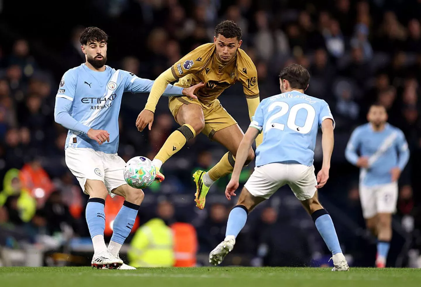 Aksi penggawa Manchester City yang berjuang mengamankan poin penuh demi memanaskan persaingan papan atas klasemen.