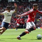 Kapten Manchester United Bruno Fernandes sedang menggiring bola melewati kawalan pemain Nottingham Forest dalam pertandingan Liga Inggris di Old Trafford.