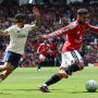 Kapten Manchester United Bruno Fernandes sedang menggiring bola melewati kawalan pemain Nottingham Forest dalam pertandingan Liga Inggris di Old Trafford.