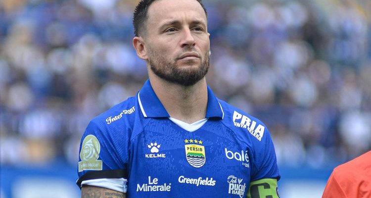 Marc Klok mengenakan jersey Persib Bandung dengan ban kapten di lengan, memberikan pernyataan terkait insiden Bhayangkara.