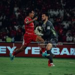 tiket-timnas-indonesia-fifa-matchday-juni-2026-sold-out.webp Aksi striker Timnas Indonesia saat mencoba merebut bola dari kiper lawan dalam pertandingan internasional menuju persiapan FIFA Matchday Juni 2026.