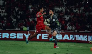 Aksi striker Timnas Indonesia saat mencoba merebut bola dari kiper lawan dalam pertandingan internasional menuju persiapan FIFA Matchday Juni 2026.