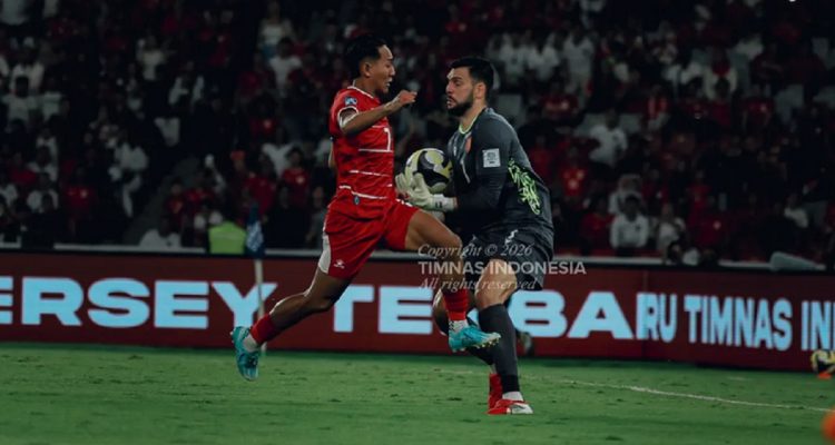 tiket-timnas-indonesia-fifa-matchday-juni-2026-sold-out.webp Aksi striker Timnas Indonesia saat mencoba merebut bola dari kiper lawan dalam pertandingan internasional menuju persiapan FIFA Matchday Juni 2026.