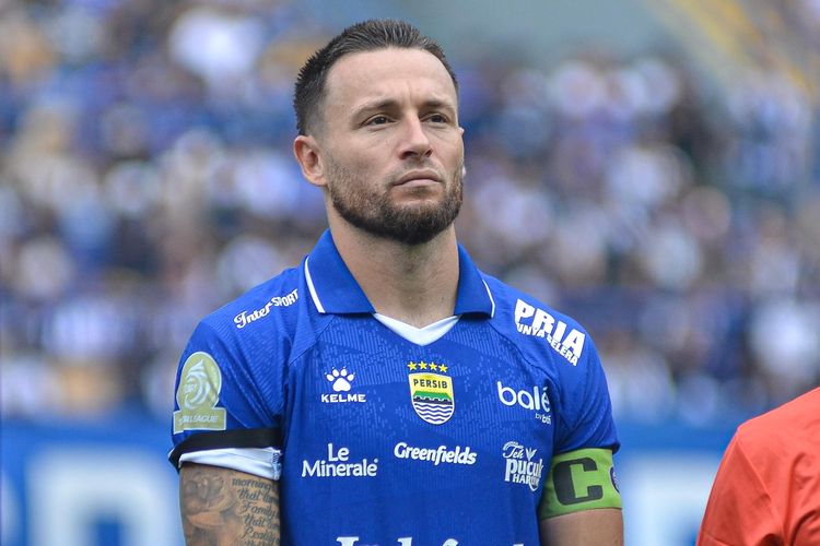 Marc Klok mengenakan jersey Persib Bandung dengan ban kapten di lengan, memberikan pernyataan terkait insiden Bhayangkara.