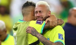 Penyerang Brasil, Neymar, menangis haru sambil memeluk rekan setimnya setelah resmi dipanggil masuk skuad Brasil untuk Piala Dunia 2026.