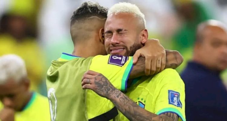tangis-haru-neymar-masuk-skuad-brasil-piala-dunia-2026.webp Penyerang Brasil, Neymar, menangis haru sambil memeluk rekan setimnya setelah resmi dipanggil masuk skuad Brasil untuk Piala Dunia 2026.