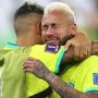 Penyerang Brasil, Neymar, menangis haru sambil memeluk rekan setimnya setelah resmi dipanggil masuk skuad Brasil untuk Piala Dunia 2026.