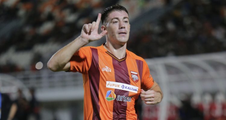 mariano-peralta-pemain-terbaik-super-league.webp Mariano Peralta, penyerang sayap Borneo FC, saat beraksi di lapangan dalam kompetisi Super League.