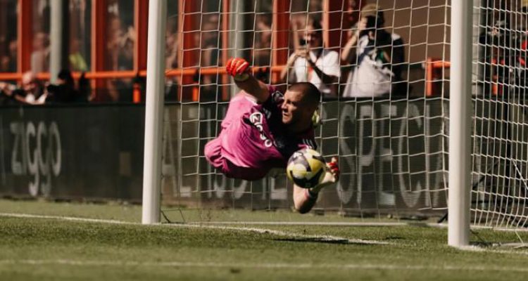 Kiper Maarten Paes melakukan penyelamatan gemilang saat adu penalti.