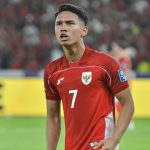 Marselino Ferdinan mengenakan jersey merah Timnas Indonesia saat beraksi di lapangan hijau dalam pertandingan internasional.