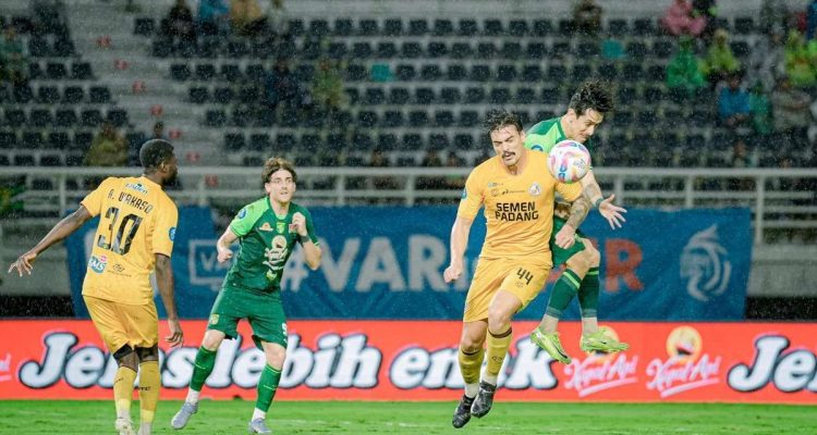 Intensitas tinggi pertandingan Super League hari ini yang mempertemukan Semen Padang FC melawan rival tangguh di lapangan hijau.