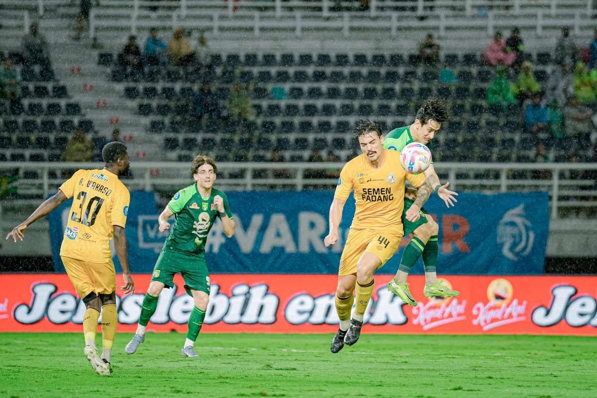 Intensitas tinggi pertandingan Super League hari ini yang mempertemukan Semen Padang FC melawan rival tangguh di lapangan hijau.