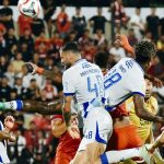 Pemain Persib Bandung berebut bola udara dengan pemain lawan dalam pertandingan sengit Super League.