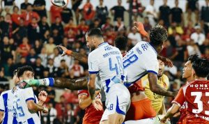 Pemain Persib Bandung berebut bola udara dengan pemain lawan dalam pertandingan sengit Super League.