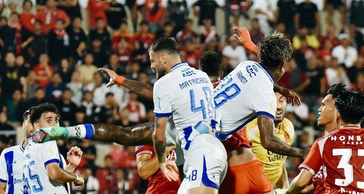 persib-bandung-vs-persijap-jepara-super-league.webp Pemain Persib Bandung berebut bola udara dengan pemain lawan dalam pertandingan sengit Super League.