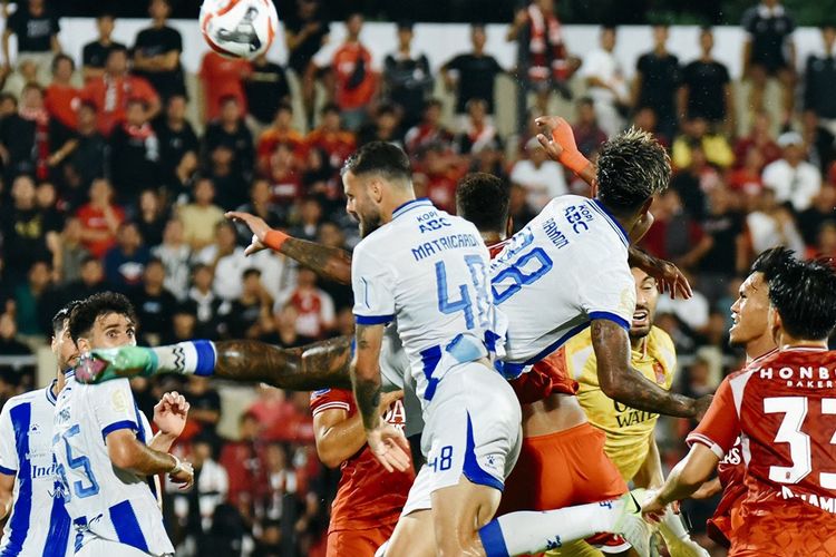 Pemain Persib Bandung berebut bola udara dengan pemain lawan dalam pertandingan sengit Super League.