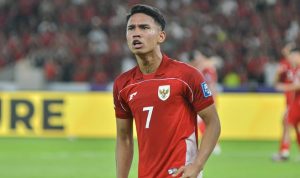 Marselino Ferdinan mengenakan jersey merah Timnas Indonesia saat beraksi di lapangan hijau dalam pertandingan internasional.