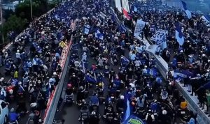 Konvoi lautan Bobotoh di jalanan yang disoroti oleh Thom Haye saat merayakan juara Persib
