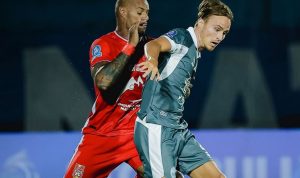 Duel fisik intens terjadi di lapangan saat PSIM Vs Malut United, di mana Laskar Mataram berhasil mengamankan kemenangan meyakinkan 2-0.