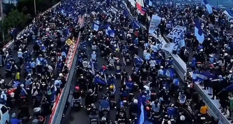 Konvoi lautan Bobotoh di jalanan yang disoroti oleh Thom Haye saat merayakan juara Persib