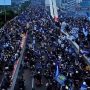 Konvoi lautan Bobotoh di jalanan yang disoroti oleh Thom Haye saat merayakan juara Persib