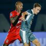 Duel fisik intens terjadi di lapangan saat PSIM Vs Malut United, di mana Laskar Mataram berhasil mengamankan kemenangan meyakinkan 2-0.