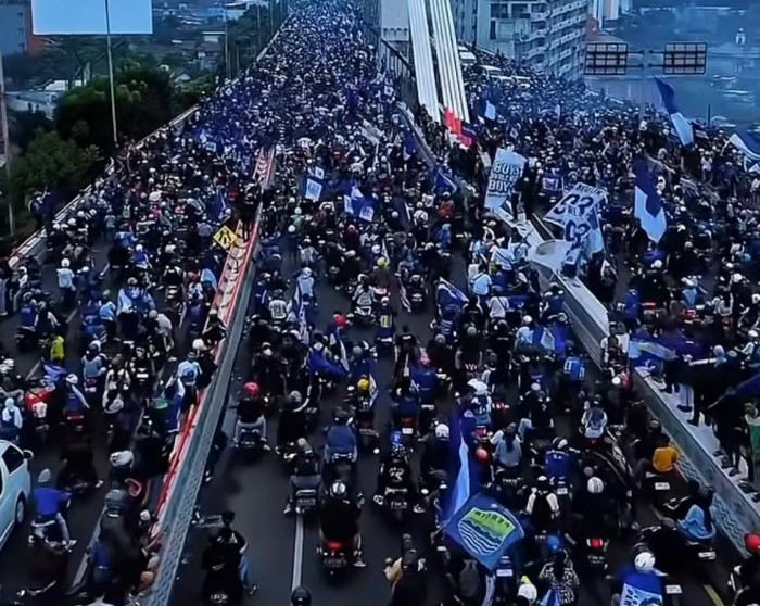 Konvoi lautan Bobotoh di jalanan yang disoroti oleh Thom Haye saat merayakan juara Persib
