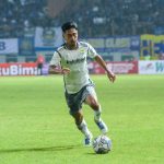 daisuke-sato-persib-gugatan-cas.webp Daisuke Sato saat mengenakan jersey Persib Bandung tengah menggiring bola dengan lincah di lapangan hijau dalam pertandingan resmi.
