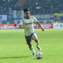 Daisuke Sato saat mengenakan jersey Persib Bandung tengah menggiring bola dengan lincah di lapangan hijau dalam pertandingan resmi.