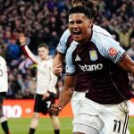 Striker Aston Villa, Ollie Watkins, berteriak lepas merayakan gol krusial ke gawang Liverpool di hadapan para pendukungnya.