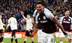 Striker Aston Villa, Ollie Watkins, berteriak lepas merayakan gol krusial ke gawang Liverpool di hadapan para pendukungnya.