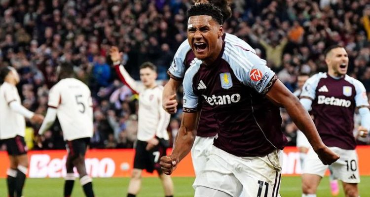 Striker Aston Villa, Ollie Watkins, berteriak lepas merayakan gol krusial ke gawang Liverpool di hadapan para pendukungnya.