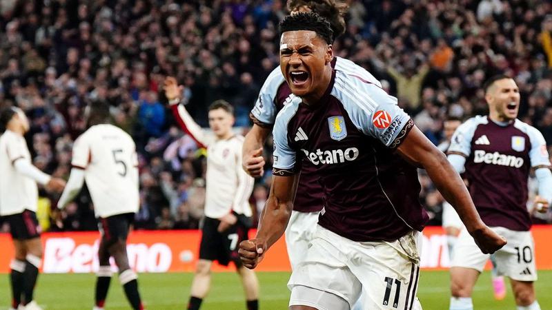 Striker Aston Villa, Ollie Watkins, berteriak lepas merayakan gol krusial ke gawang Liverpool di hadapan para pendukungnya.