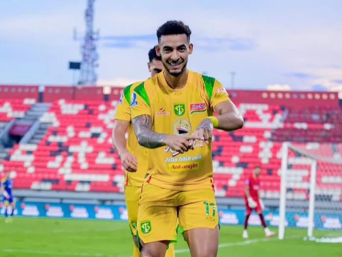Selebrasi gol pemain Persebaya Surabaya dalam pertandingan krusial di Jadwal BRI Super League 2 Mei 2026.